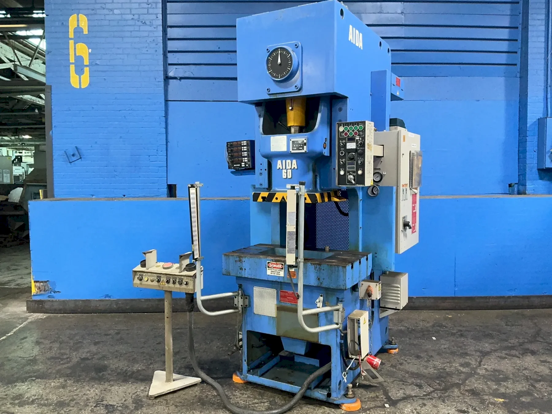 AIDA ENGINEERING, LTD 66 US TON / 60 TF GAP FRAME PRESS  -  NC1-60(2)