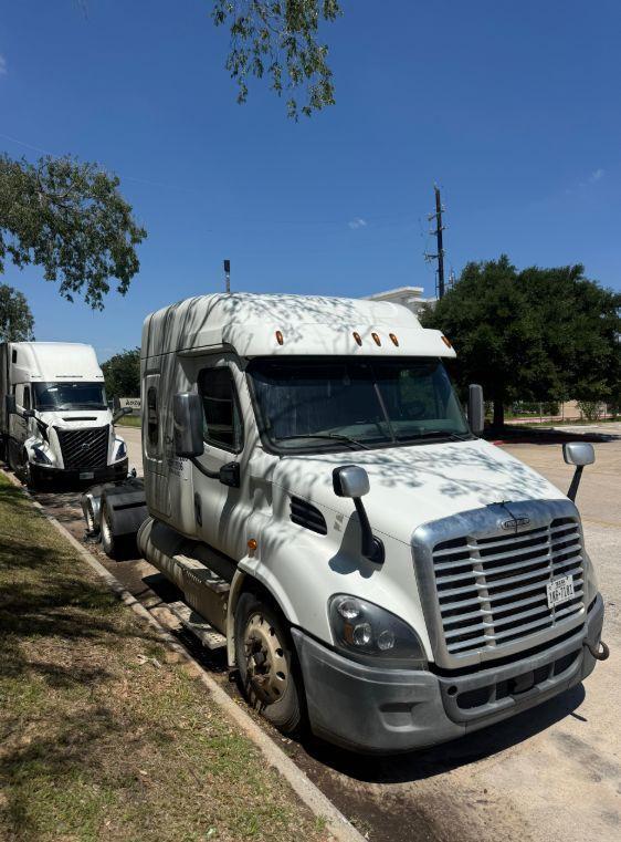 Freightliner Cascadia 125 Sleeper Truck, 2016 – Class 8 Semi, Detroit DD15, 72” Sleeper, Tandem Axle Road Tractor