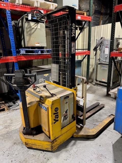 1 - PREOWNED 1999 YALE PALLET STACKER/WALKIE, MODEL #: MSW040LCN24TV083, S/N: B820N02719W