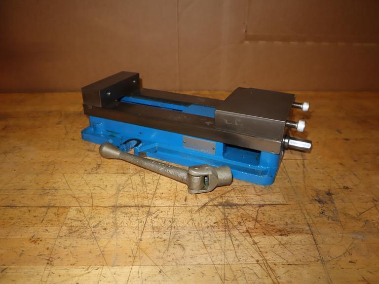 Kurt D688 6" Machine Vise W/ Handle - Auction Item