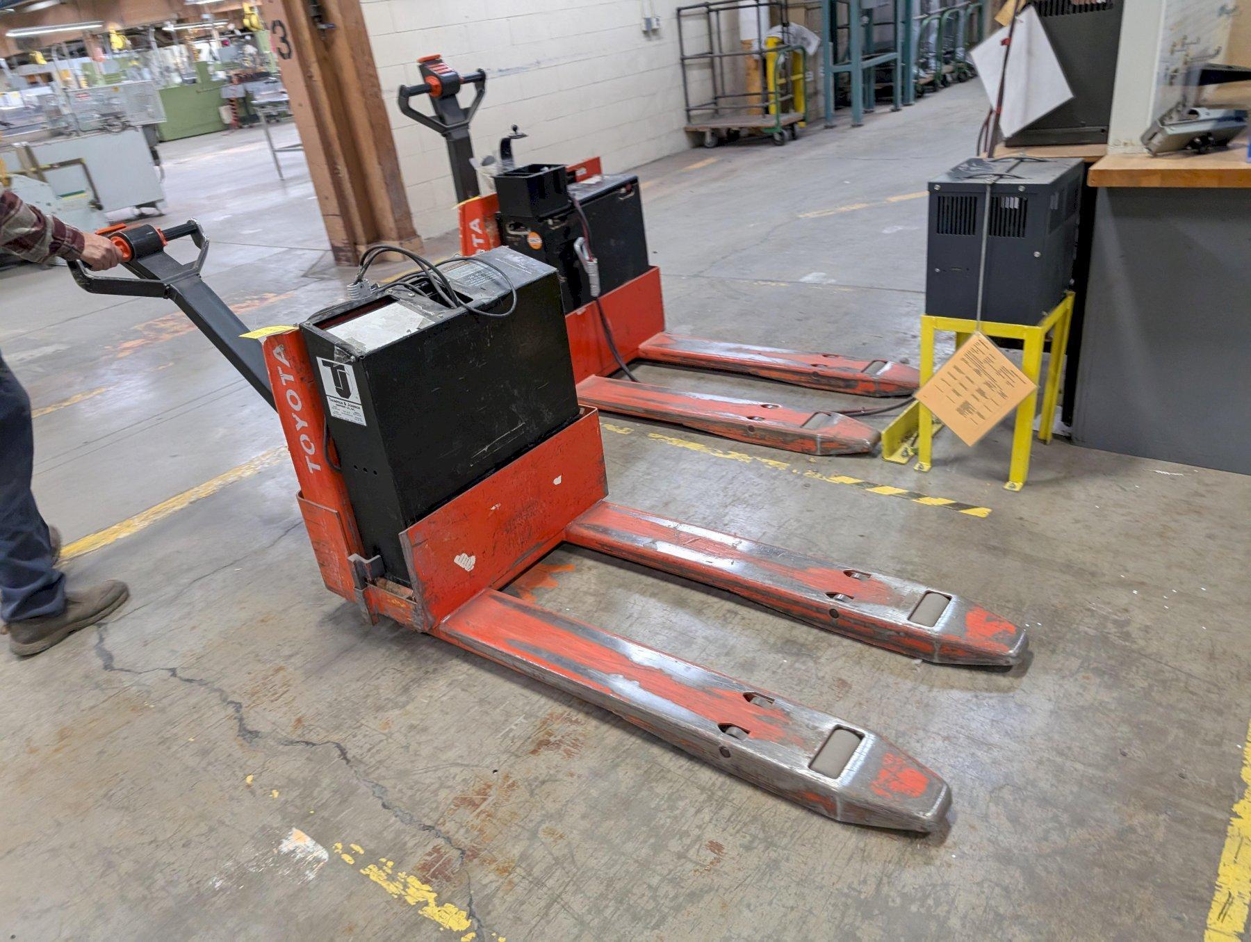 Toyota 6HBW20 Electric Walk-Behind Pallet Jack, 4000 lb Cap, Needs Battery