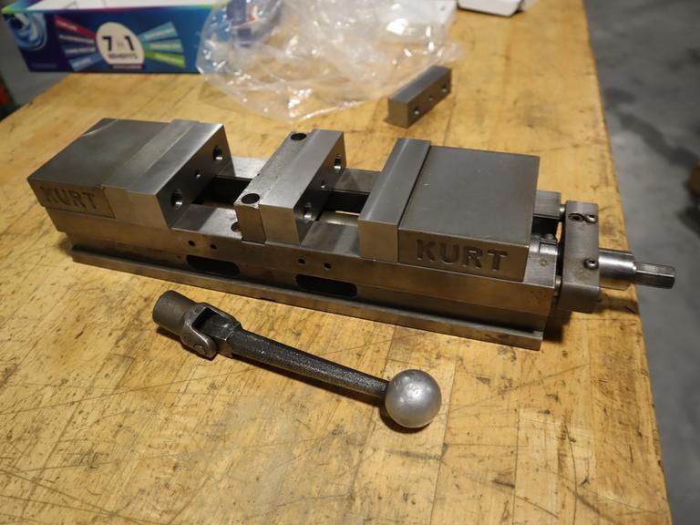 Kurt DL400B 4" Machine Vise With Steel Jaws and Handle- Auction Item