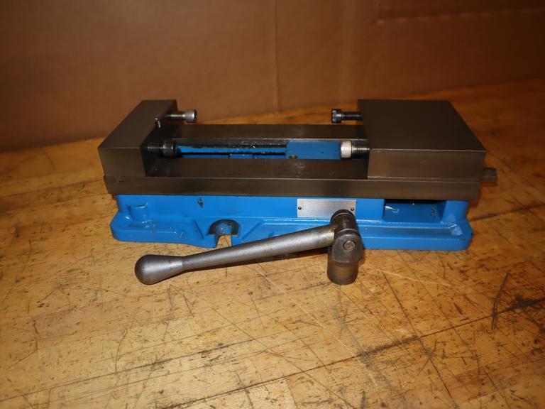 Kurt D688 6" Machine Vise with Handle- Auction Item