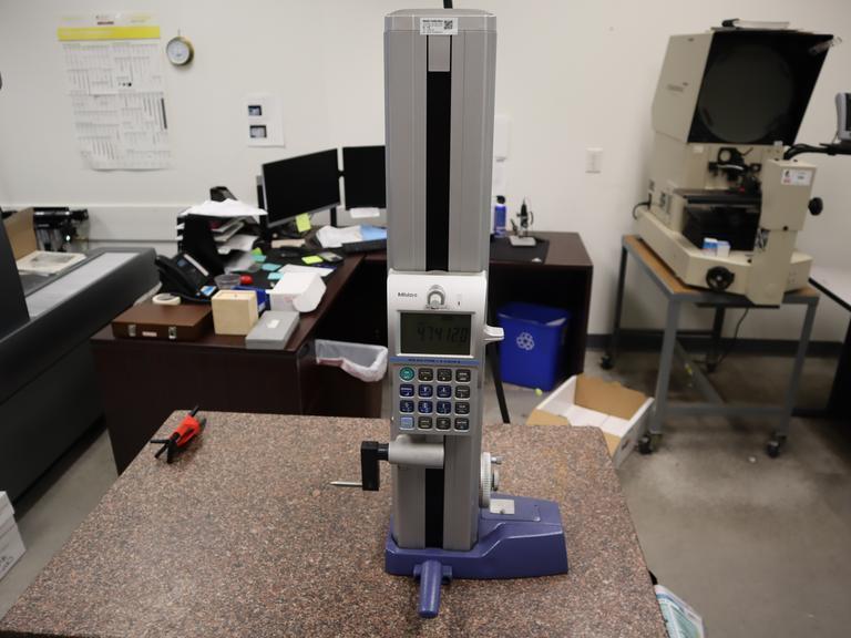 Mitutoyo Height Gage: 0 in to 14 in /0 mm to 350 mm, Inch/Metric, 0.00005 in Resolution- Auction Item