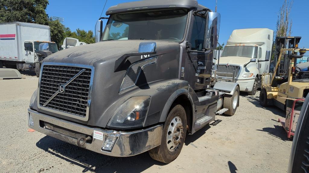 2018 Volvo VNL42T300-Day Cab Tractor 4V4N19EG3JN999493