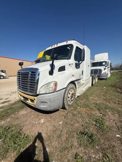 Freightliner Cascadia Day Cab LNG, 2015 – Cummins ISX12 G 400 HP, 10 Speed, Natural Gas Tractor