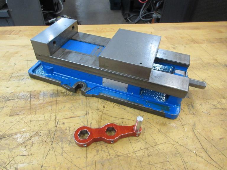Kurt D675 6" Machine Vise with Speed Handle- Auction Item