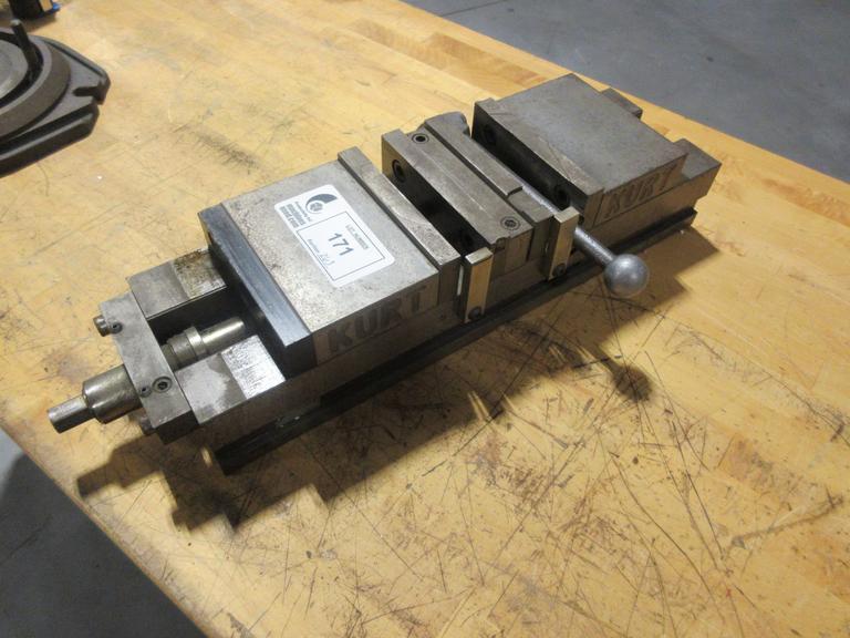 Kurt DL-600C 6" Double Lock Machine Vise W/ Jaws & Handle- Auction Item
