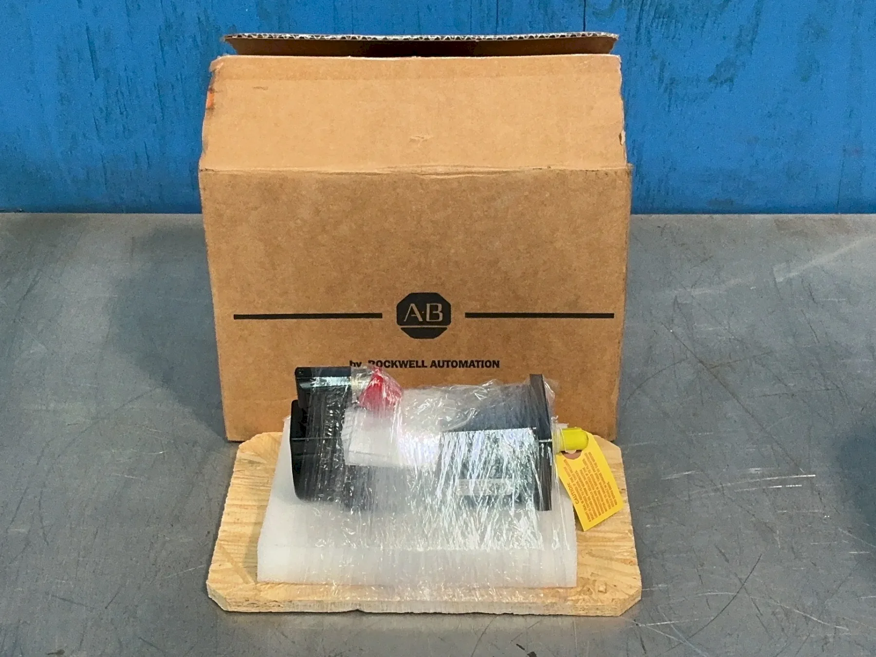 ALLEN-BRADLEY 4000RPM 1.07HP KINETIX VP LOW INERTIA SERVO MOTOR  -  VPL-A0753E-PJ12AA