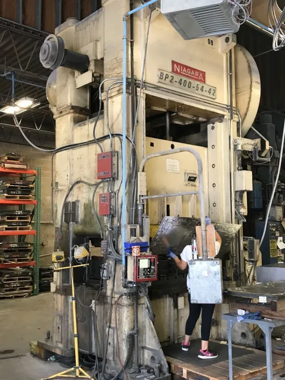 NIAGARA 400 TON SSDC PRESS, S/N 49184, STOCK# 13845J