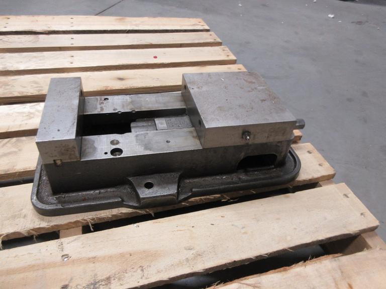 Kurt D-60 6" Machine Vise- Auction Item