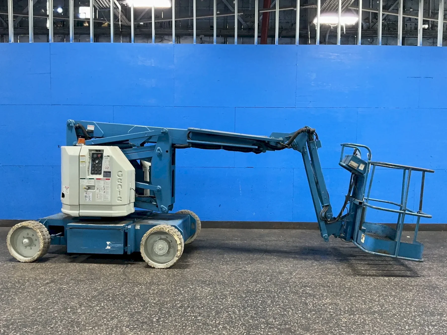 GENIE 34’ PLATFORM HEIGHT / 22’ HORIZONTAL OUTREACH ARTICULATING BOOM LIFT  -  Z-34/22N