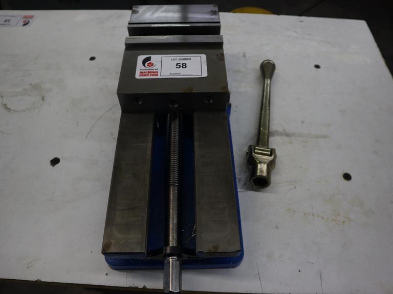 Kurt DX6 6" Machine Vise with Steel Jaws, Handle- Auction Item