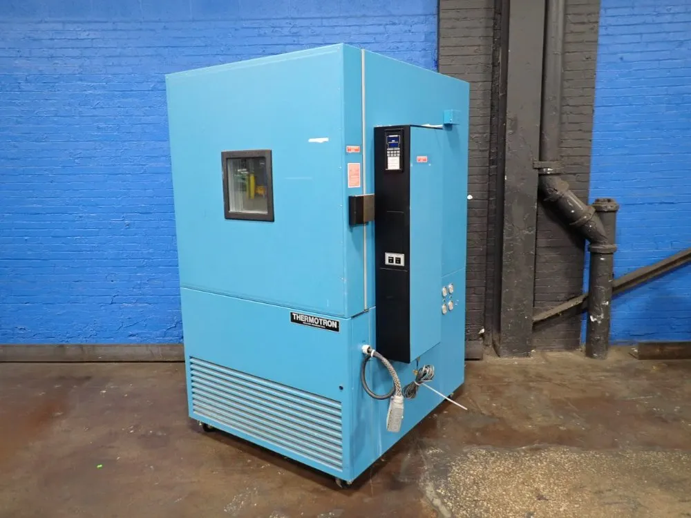 THERMOTRON 37 AMPS ENVIROMENTAL TEST CHAMBER  -  SM-27