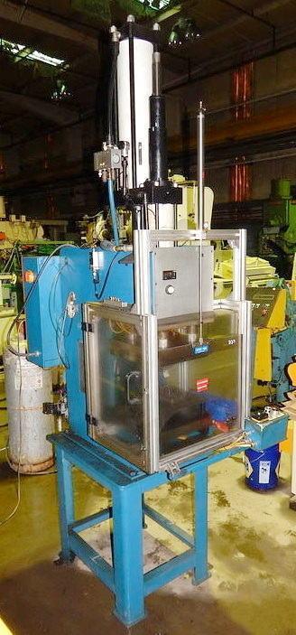 16 Ton FARGER & JOOSTEN MULTIPOWER Air/Oil Press