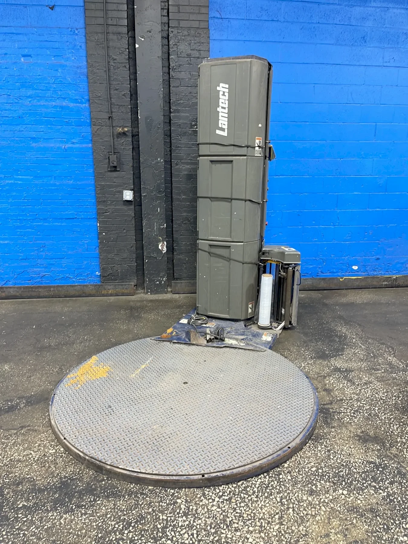 LANTECH 65” DIAMETER TURNTABLE Q-SERIES SEMI-AUTOMATED STRETCH WRAPPING SYSTEM