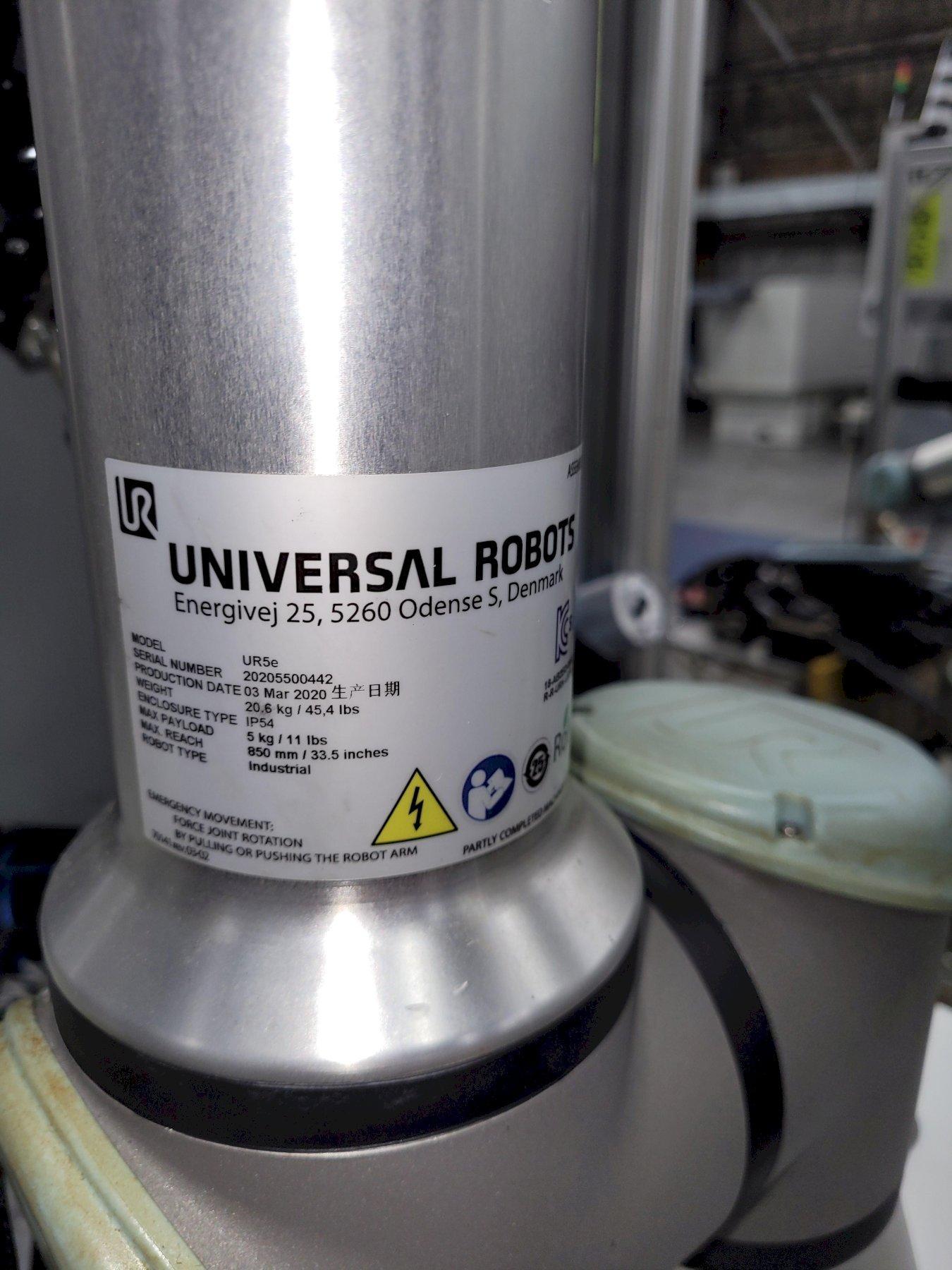 Universal Robots UR5e Cobot With Parts loading base/station. New-2020