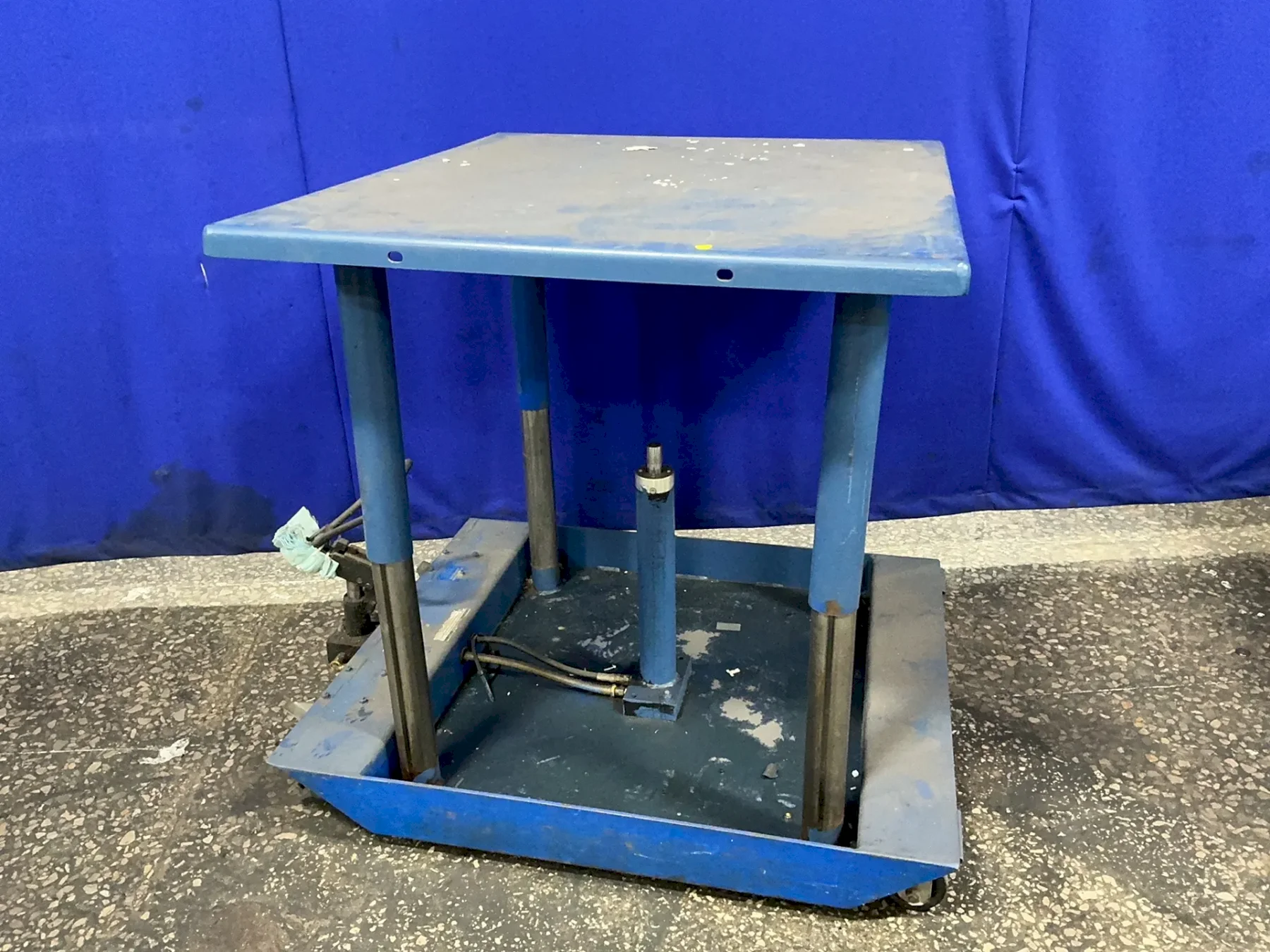 VESTIL 42”X36” TABLE MANUAL HYDRAULIC POST TABLE