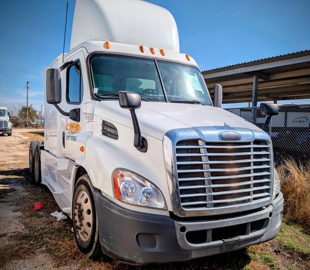 Freightliner Cascadia Day Cab LNG, 2014 – Cummins ISX12 G 400 HP, 10 Speed, Natural Gas Tractor