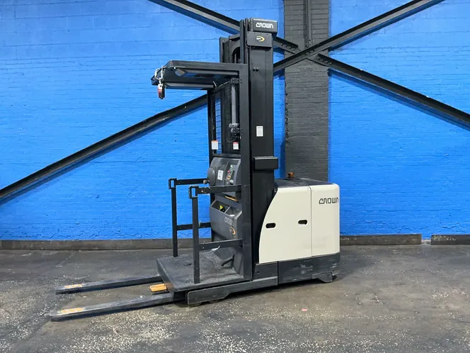 Crown 3000 Lbs Electric Order Picker - Sp3520-30