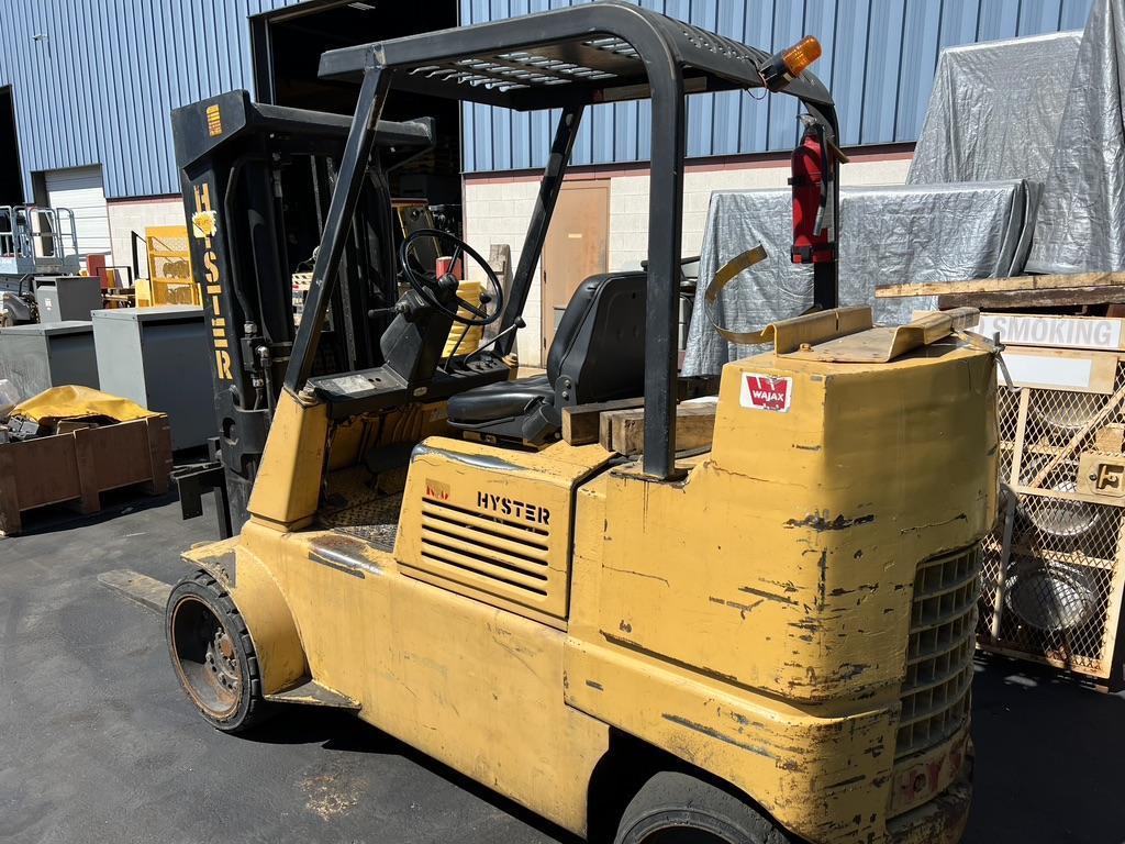 10,000 LB HYSTER PORPANE FORKLIFT, MODEL S100, 161" LIFT, 48" FORKS, RUNS WELL