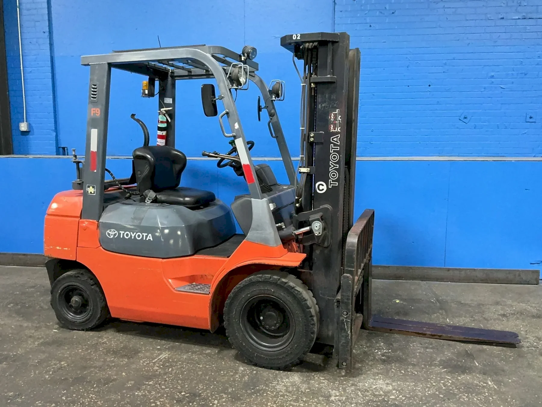 TOYOTA 4950 LBS PROPANE FORKLIFT  -  7FGCU25