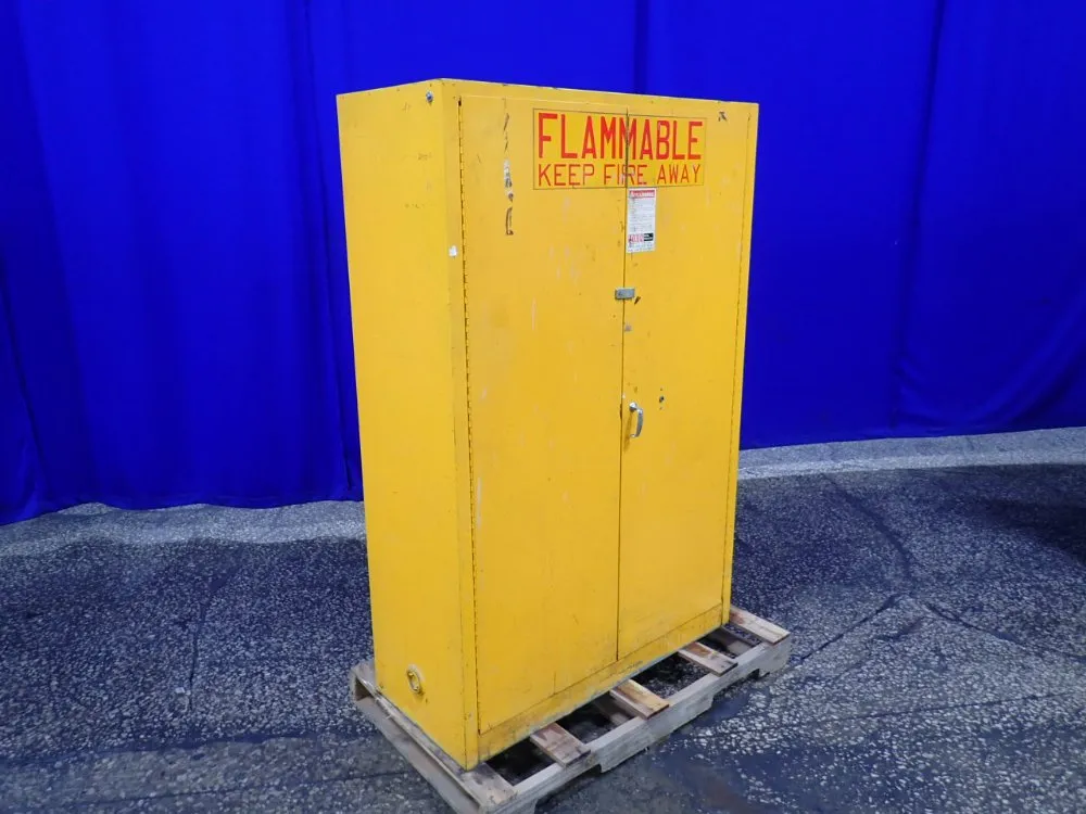 LYON 45 GAL FLAMMABLE LIQUID STORAGE CABINET
