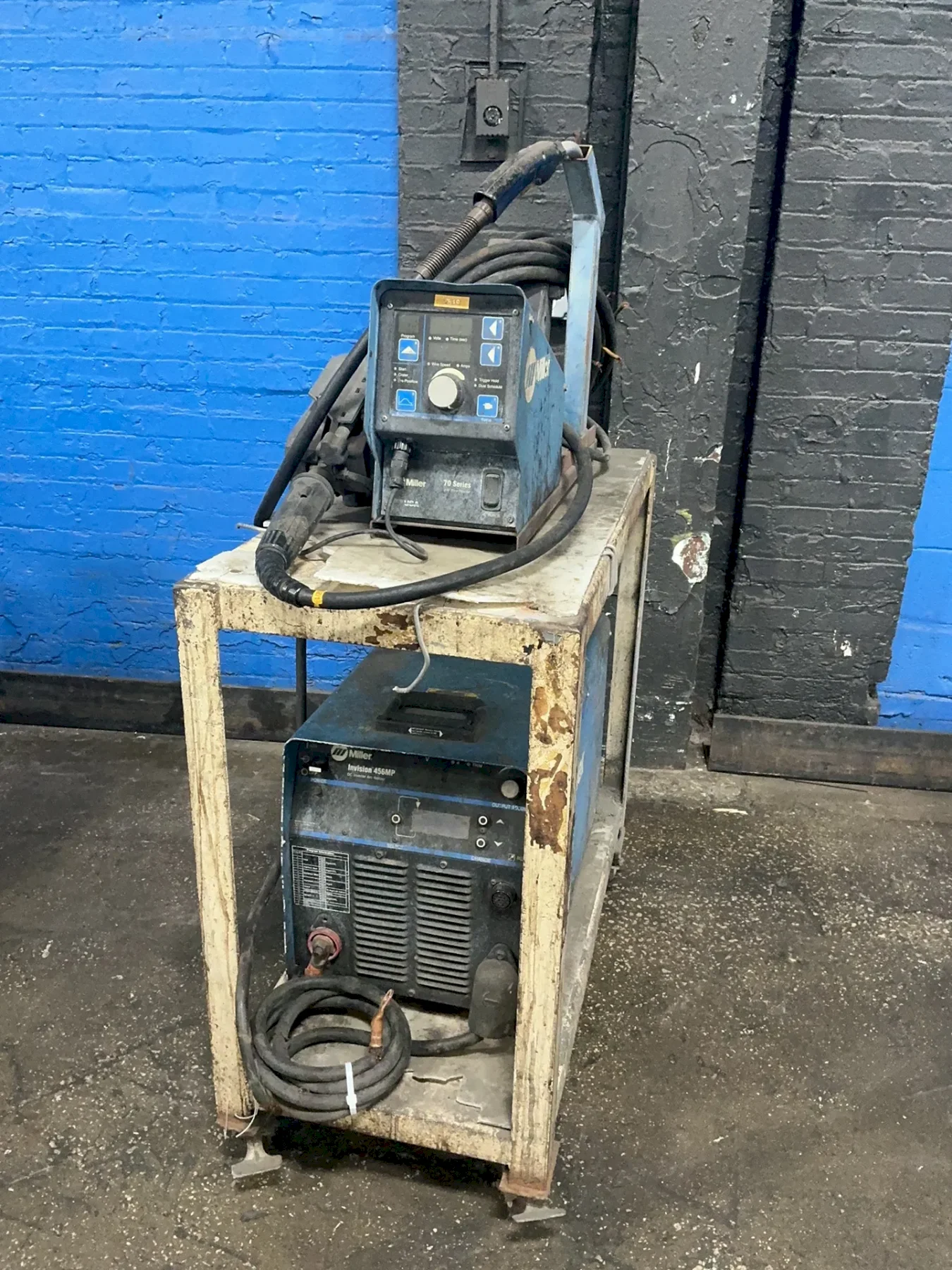 MILLER 450 A WELDER   -  INVISION 456MP