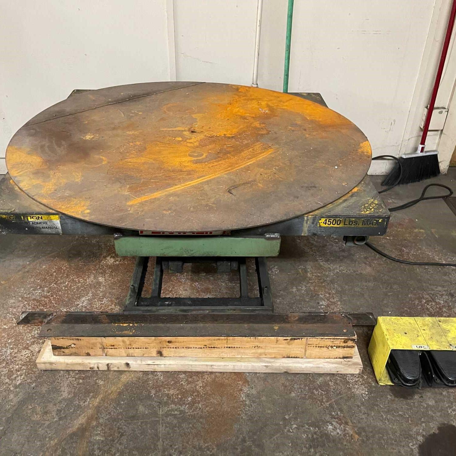2,000 LB PLATFORM LIFT TABLE. STOCK # 0958121