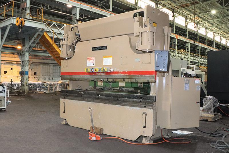 135 TON x 10 FT CINCINNATI HYDRUALIC PRESS BRAKE, MODEL: 135CBIIx8