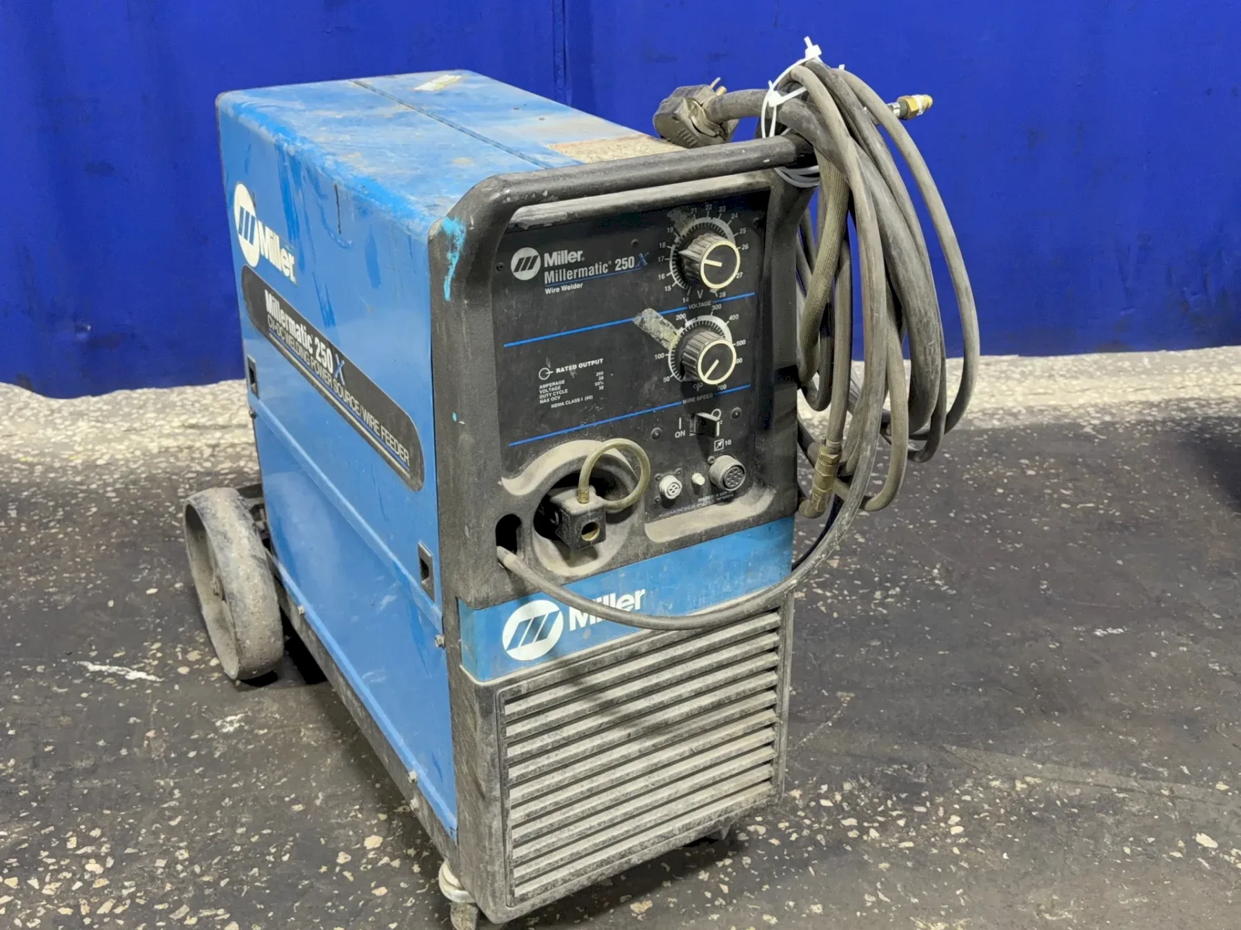 MILLER 200 AMP WELDER   -  MILLERMATIC 250