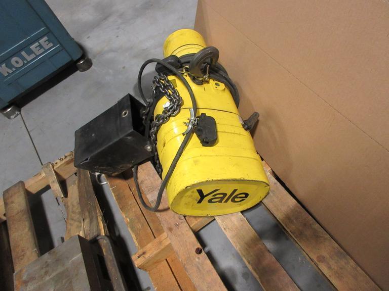 Yale KELC5016 1/2 Ton Electric Chain Hoist With Chain Catcher and Power Cord **No Control Pendant**- Auction Item