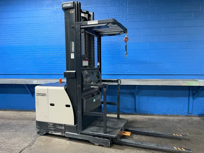 Crown 3000 Lbs Electric Order Picker - Sp3520-30