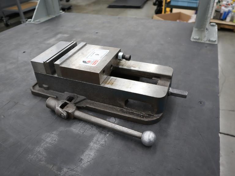 Kurt D-675 6" Machine Vise, Steel Jaws, Handle- Auction Item