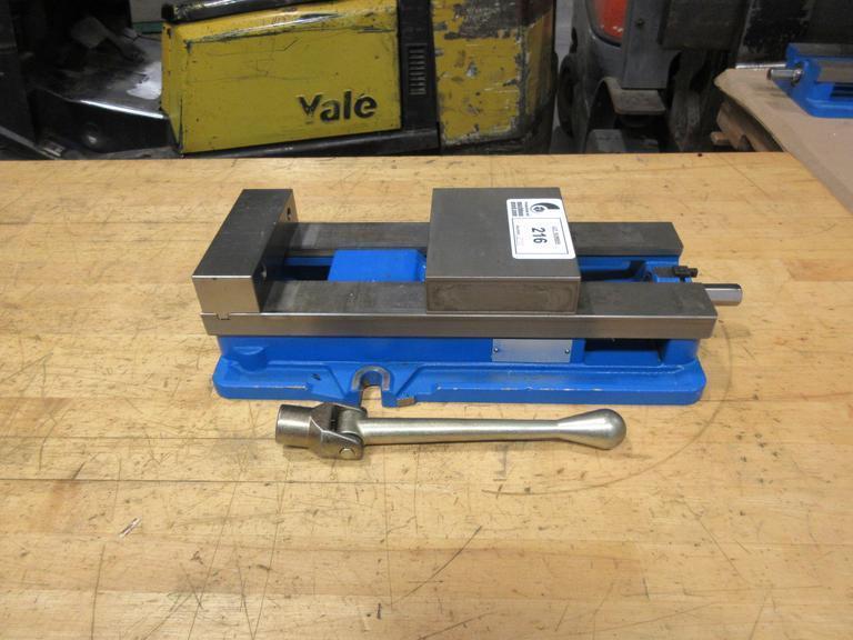 Kurt D688 6" AngLock CNC Milling Vise – w/ Handle- Auction Item