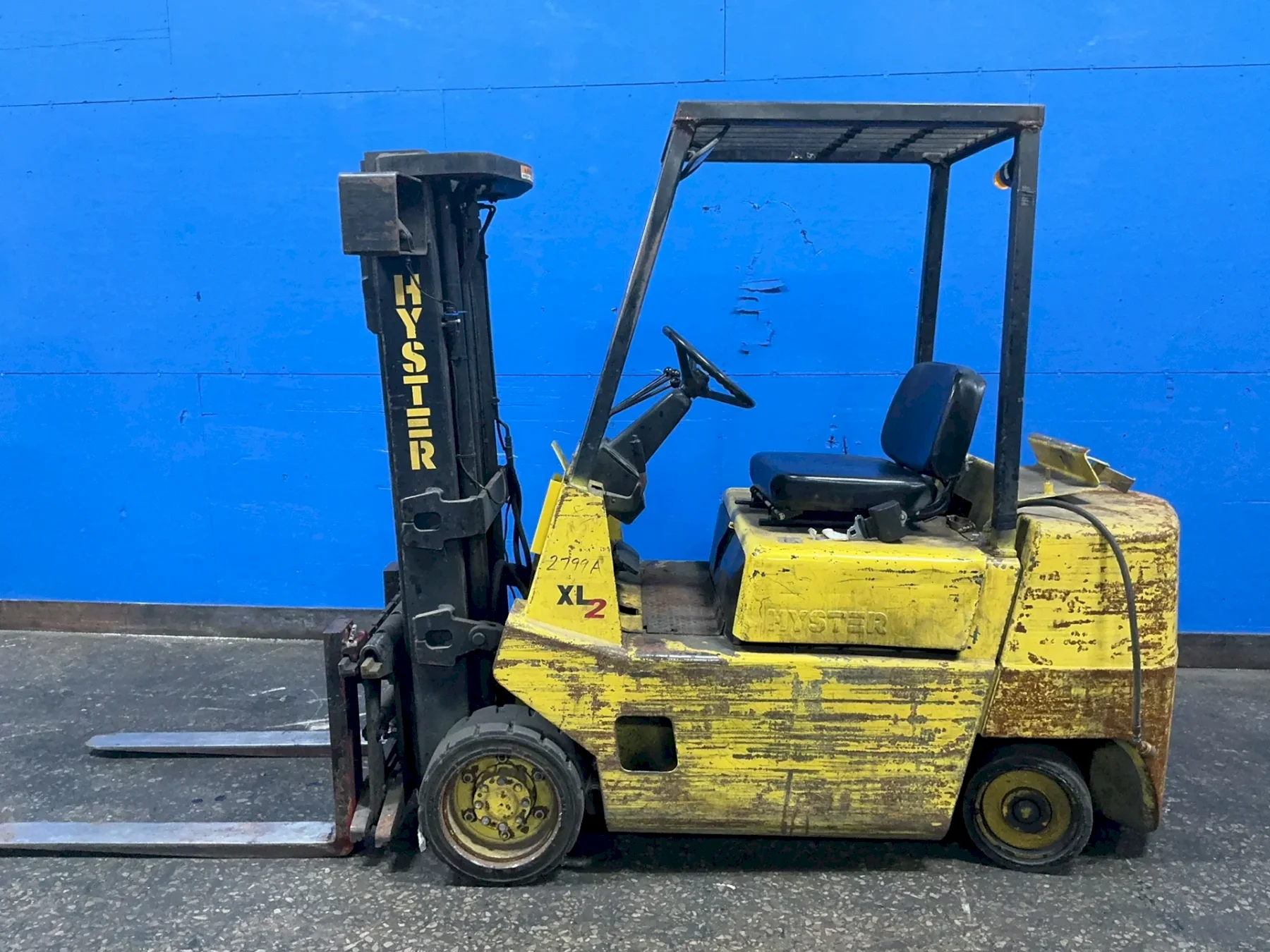 HYSTER 5600 LBS PROPANE FORKLIFT  -  S60XL
