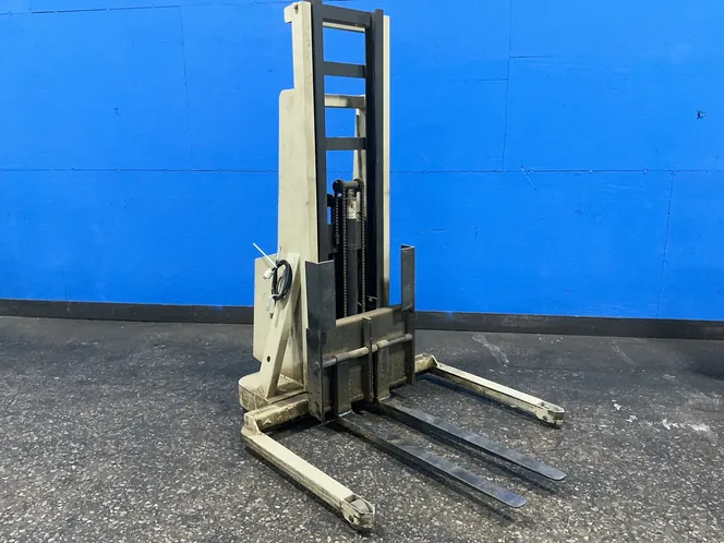 CROWN 2000 LBS ELECTRIC WALKIE STRADDLE PALLET STACKER  -  20MT