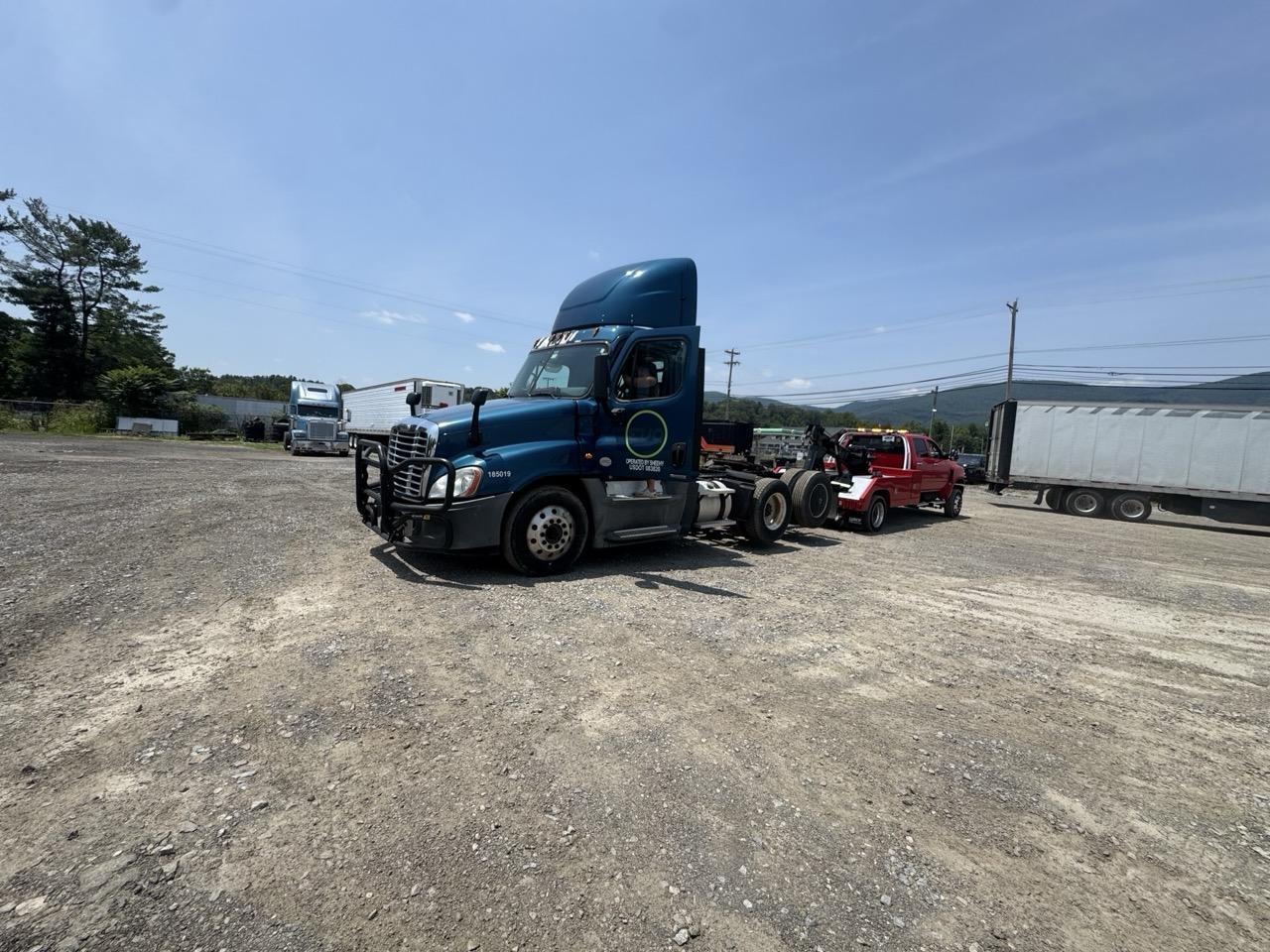 Freightliner Cascadia 125 Day Cab Semi Truck, 2018 – Detroit DD15 Diesel, Tandem Axle, 52,000-Lb GVWR