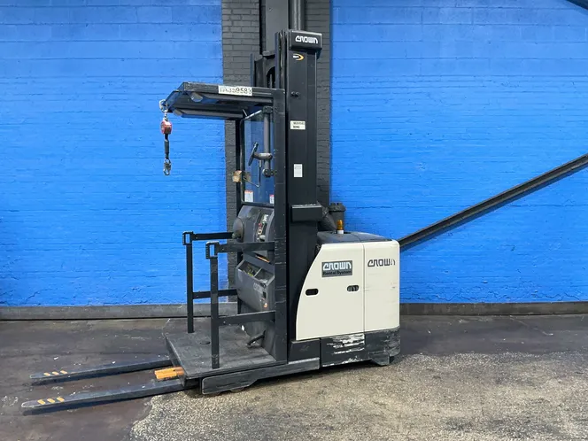 Crown 3000 Lbs Electric Order Picker - Sp3520-30