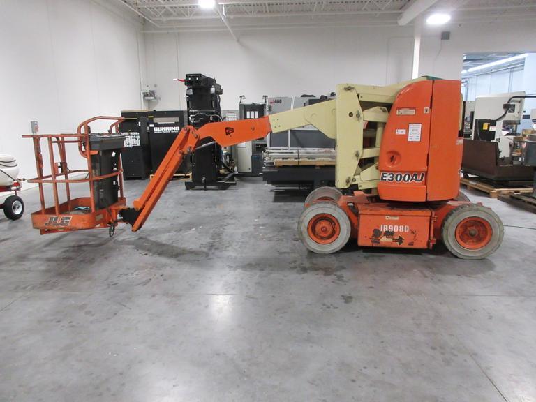 JLG E300AJ 30' Electric Articulating Boom Lift, 48V, 500 lb Capacity- Auction Item