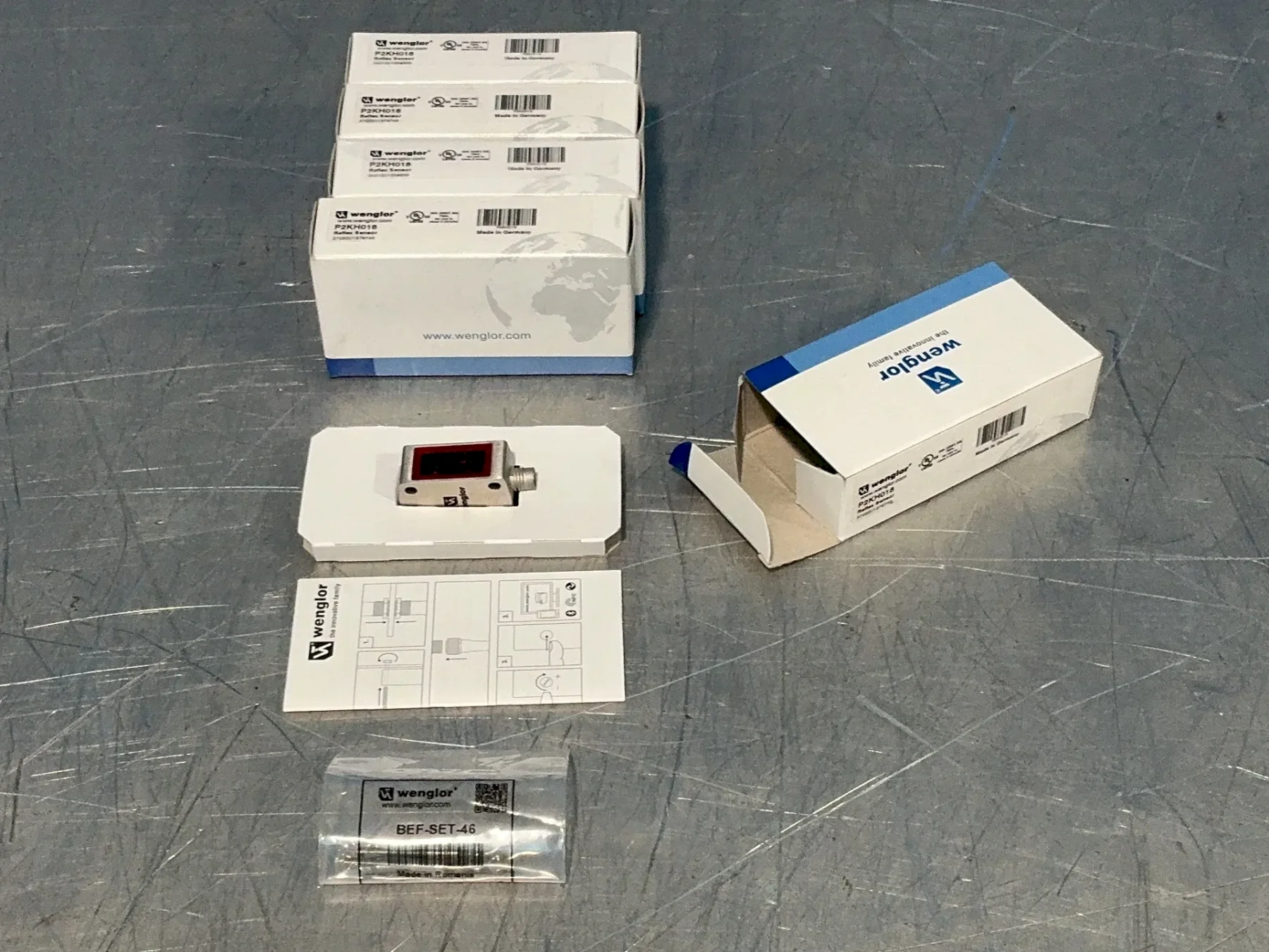 WENGLOR PHOTOELECTRIC REFLEX SENSORS WITH BACKGROUND SUPPRESSION  -  P2KH018
