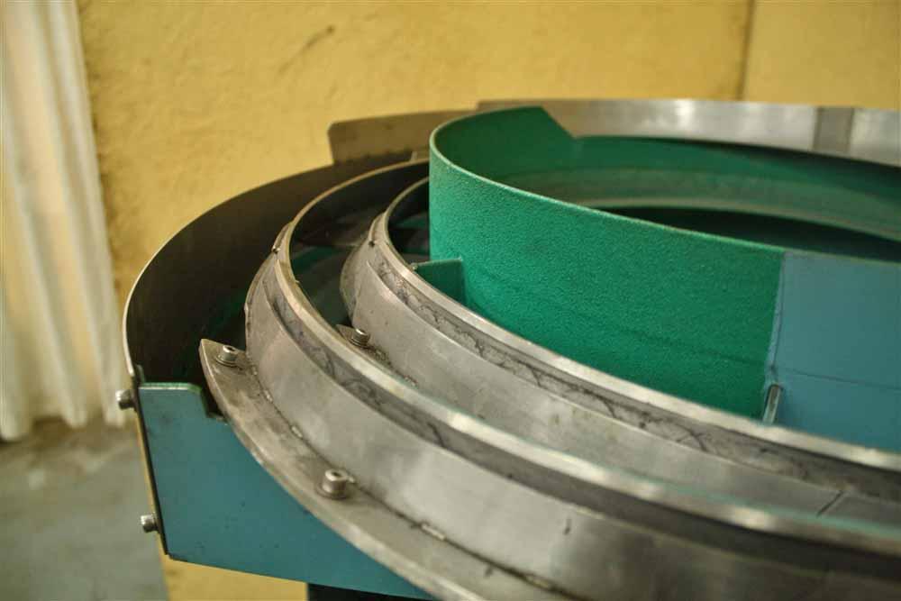 17' (44CM) YACHIO KOHKEN VIBRATORY BOWL FEEDER: STOCK #53800