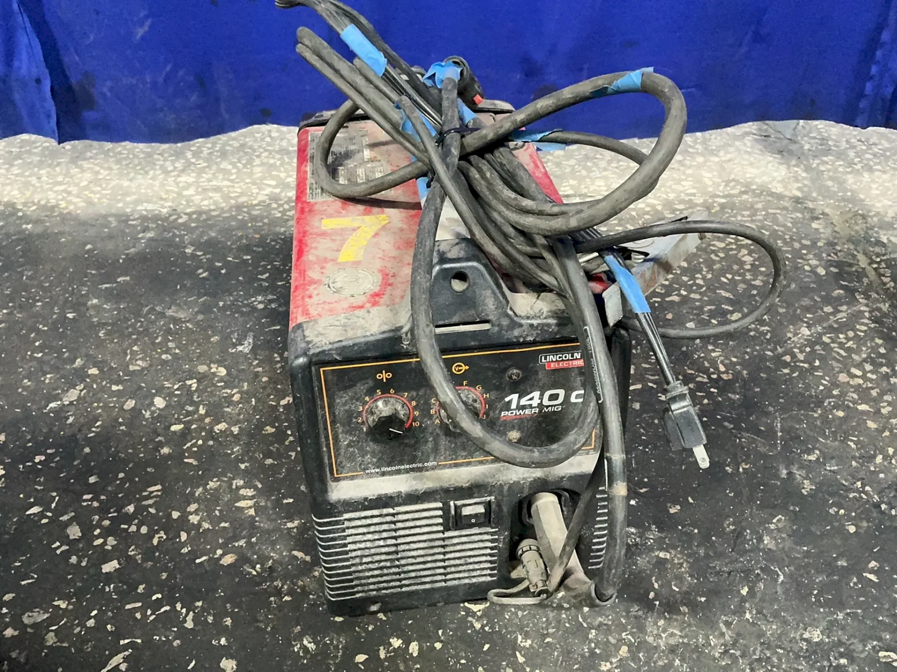 LINCOLN ELECTRIC 90-140 A WELDER  -  POWER MIG 140C