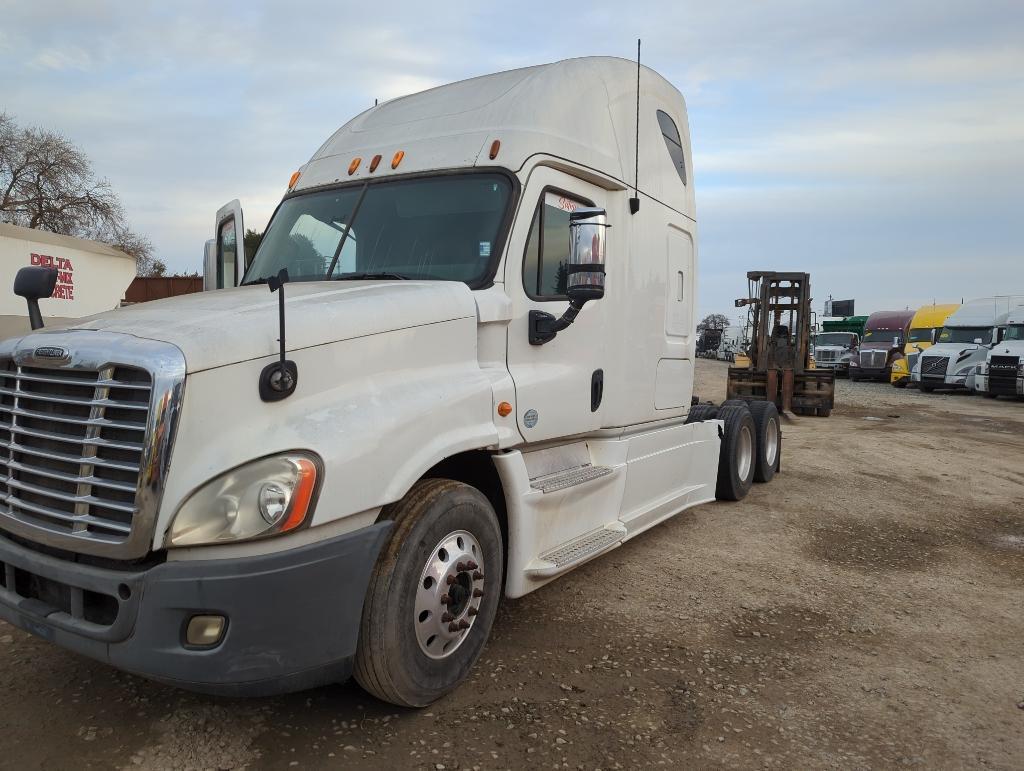 2013 Freightliner Cascadia 1FUJGLDR2DSBR0061