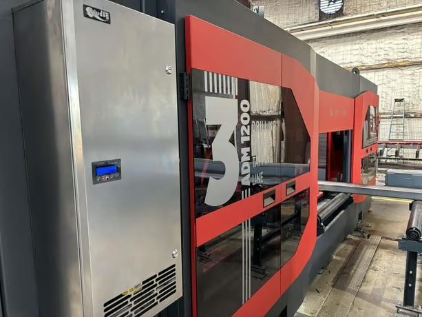 Akyapak 3ADM 1200 3-Spindle 10-Axis CNC Drilling Line, 2025 – 51″ x 23″ AST1300 Double Miter Bandsaw, Chip Conveyor, Transfer Tables