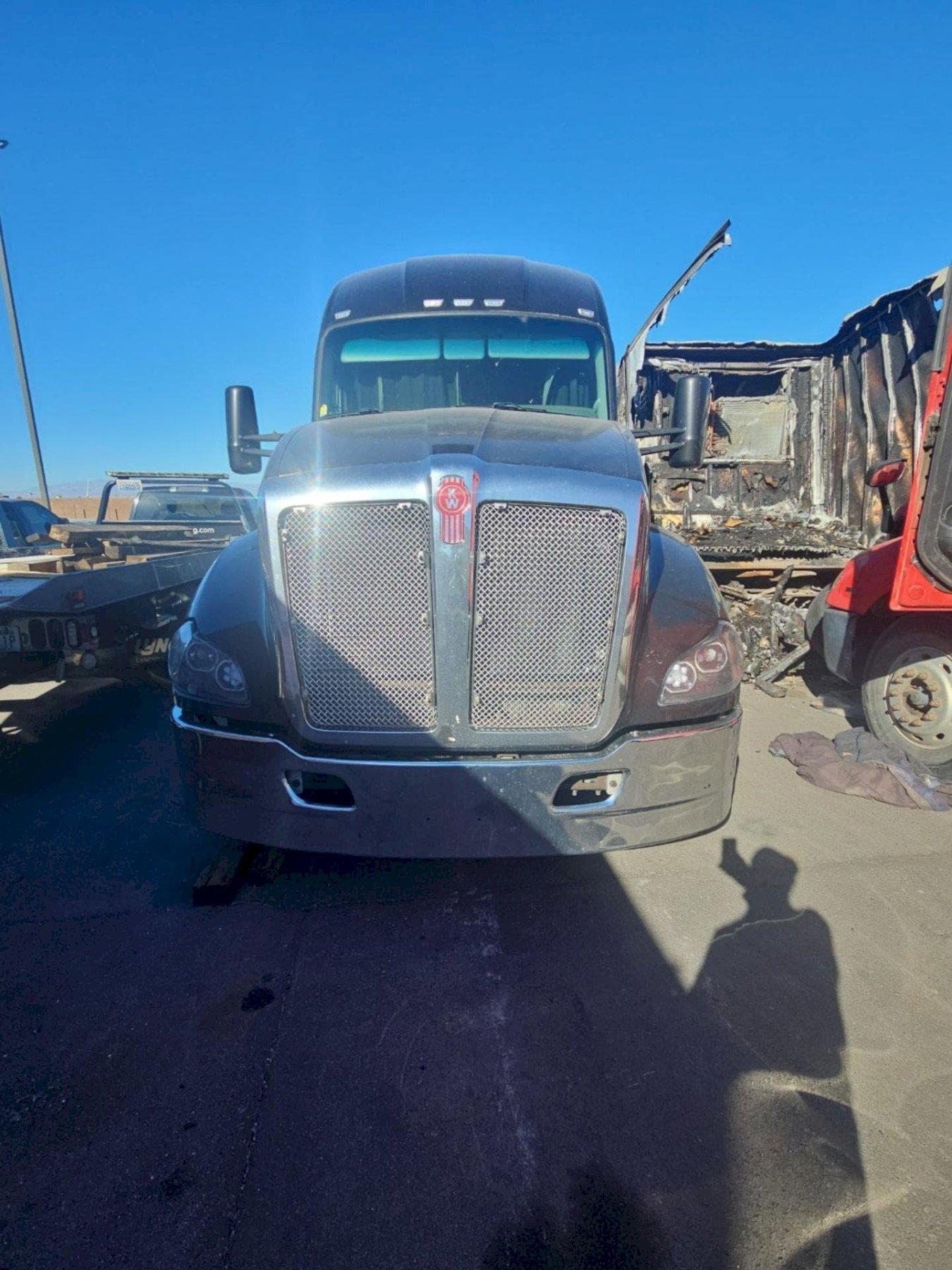 Kenworth T680 Sleeper Truck, 2019