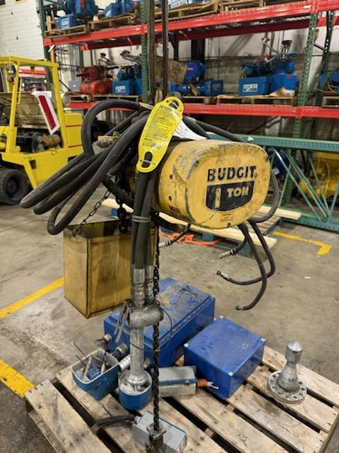 1 - PREOWNED BUDGIT 1-TON CHAIN AIR HOIST, MODEL #: 114394-1, S/N: 85-8-4