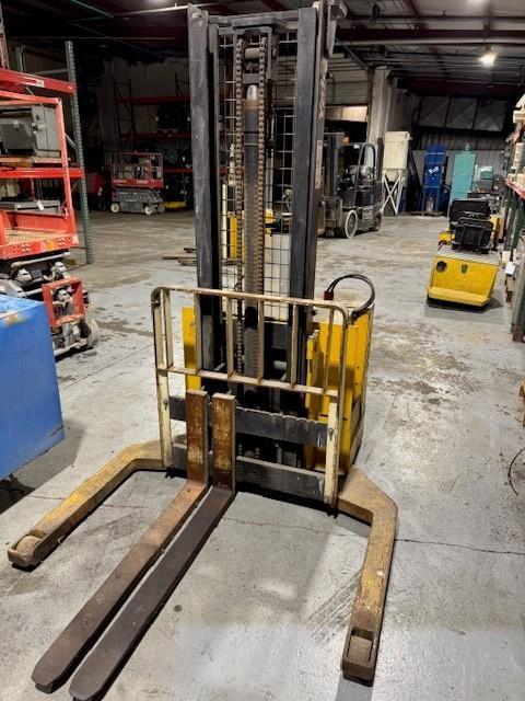 1 - PREOWNED 1999 YALE PALLET STACKER/WALKIE, MODEL #: MSW040LCN24TV083, S/N: B820N02719W
