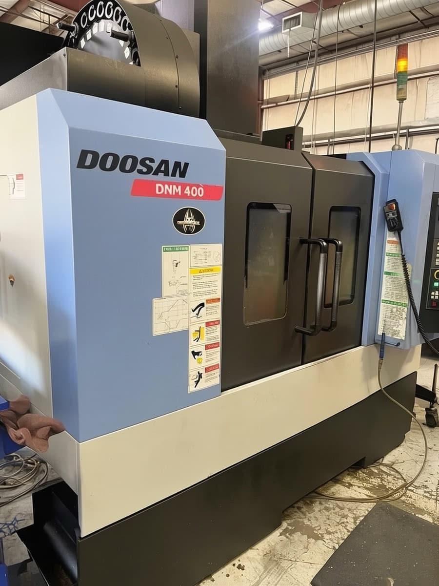 Doosan DNM 400 VMC, 2013 – Probing, Through Spindle Coolant, Conveyor