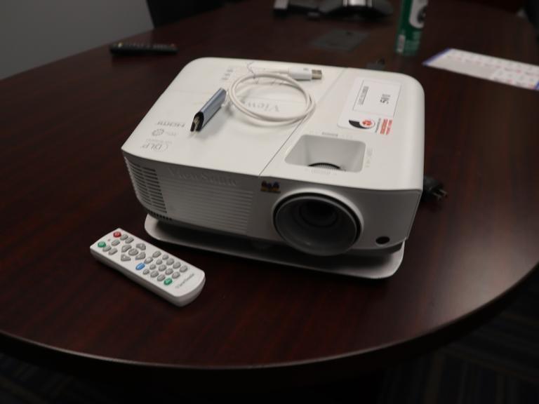 Viewsonic Projector w Remote- Auction Item